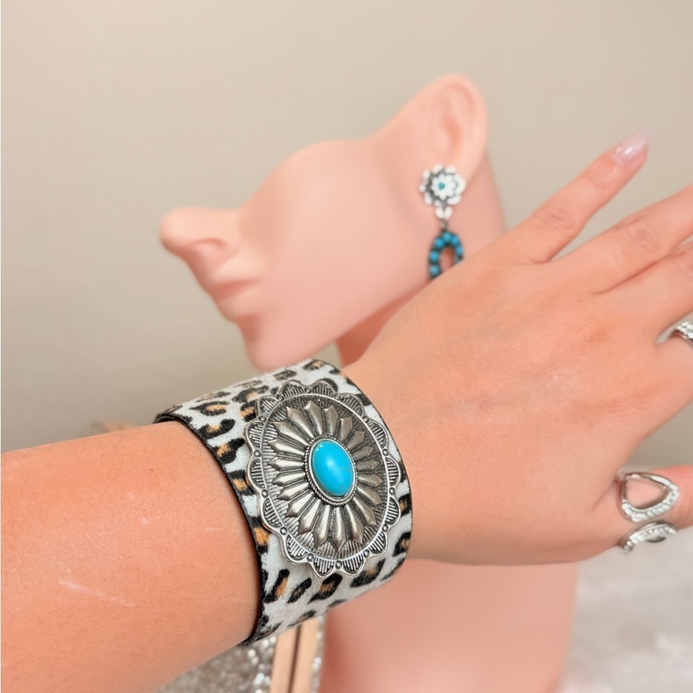 ⚜️ Leopard Print Western Cuff Bracelet with Turquoise Accent - Picture 7 of 8